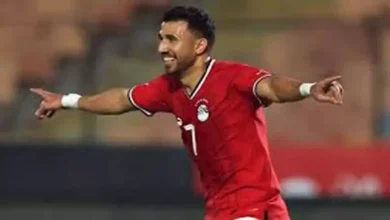 في معسكر مصر.. تريزيجيه يُهدي لاعب الزمالك قميص طرابزون (صورة)